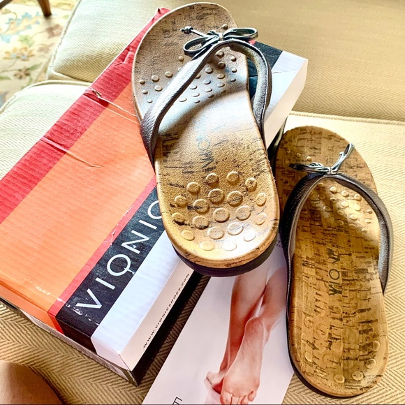 VIONIC “Cassie” Pewter Snake Silver Color Sandals with Bow, Barely Worn, Size 6 - Picture 4 of 14